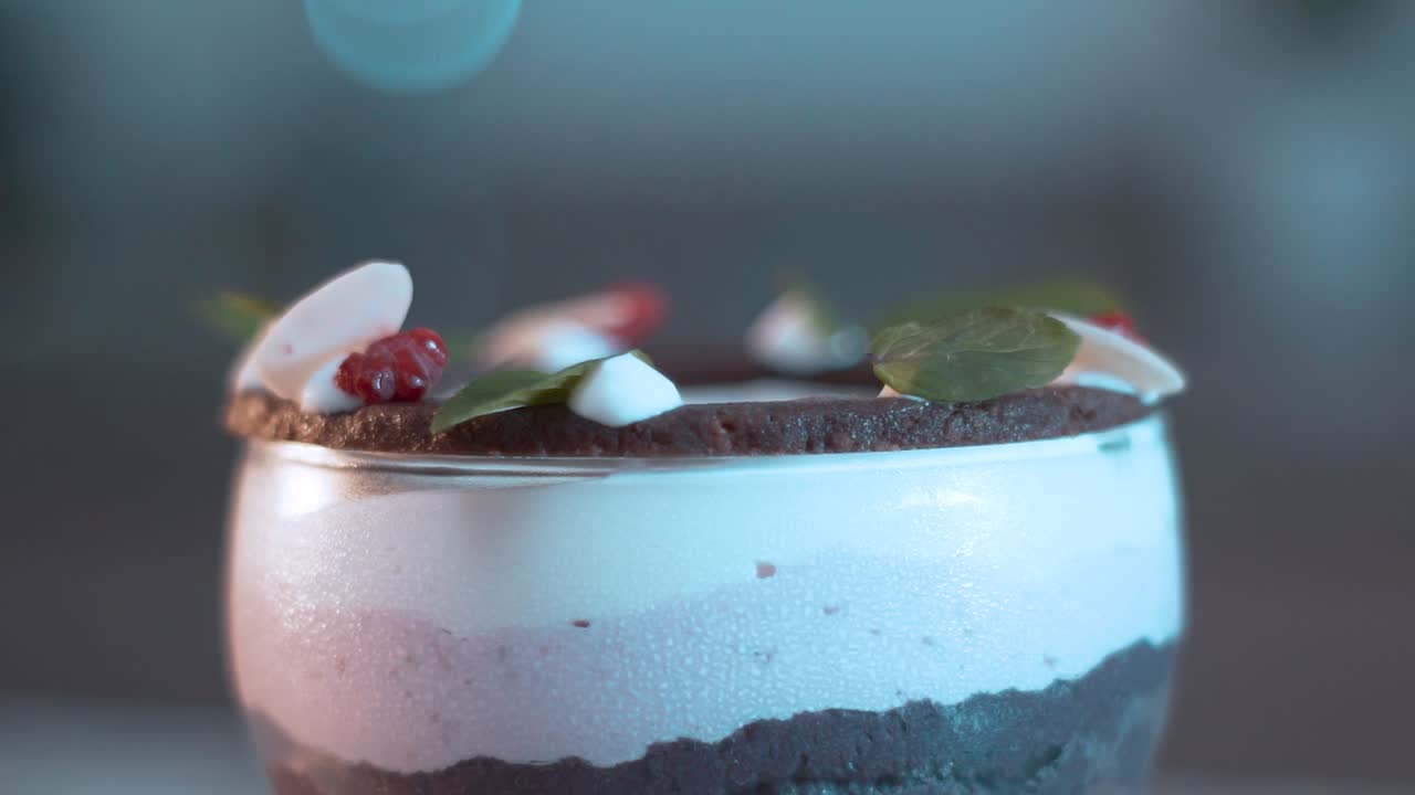 초콜렛과 딸기 파르페의 극단적인 클로즈업