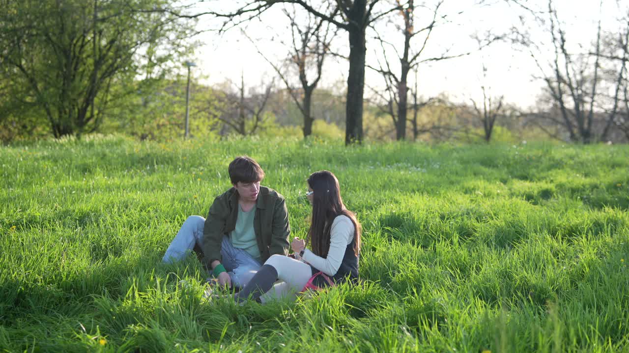 공원에서 휴식을 취하는 부부