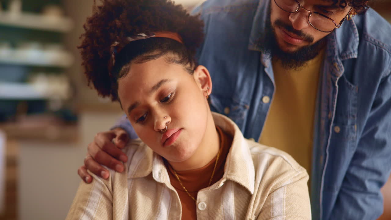 pareja que muestra afecto, consuelo y apoyo en el hogar