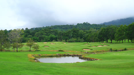 Schöner-Golfplatz-Mit-Berghügelhintergrund