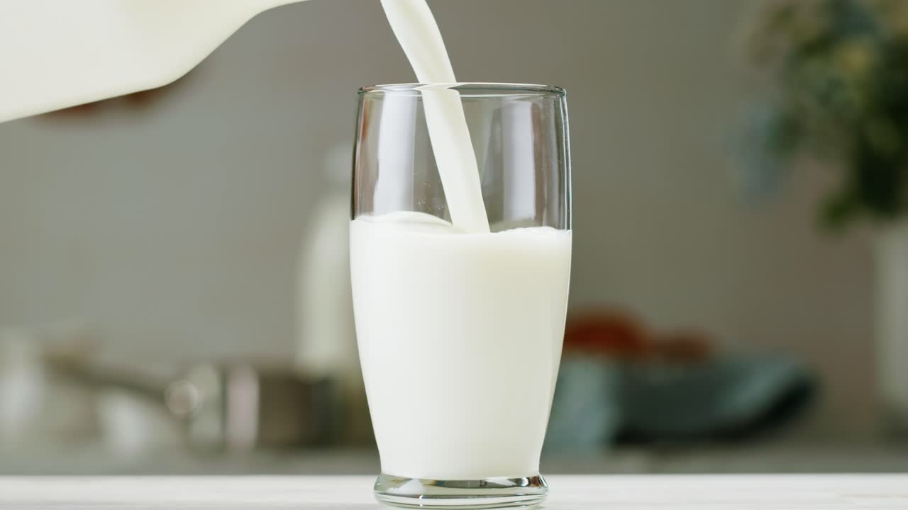 vertiendo leche en un vaso