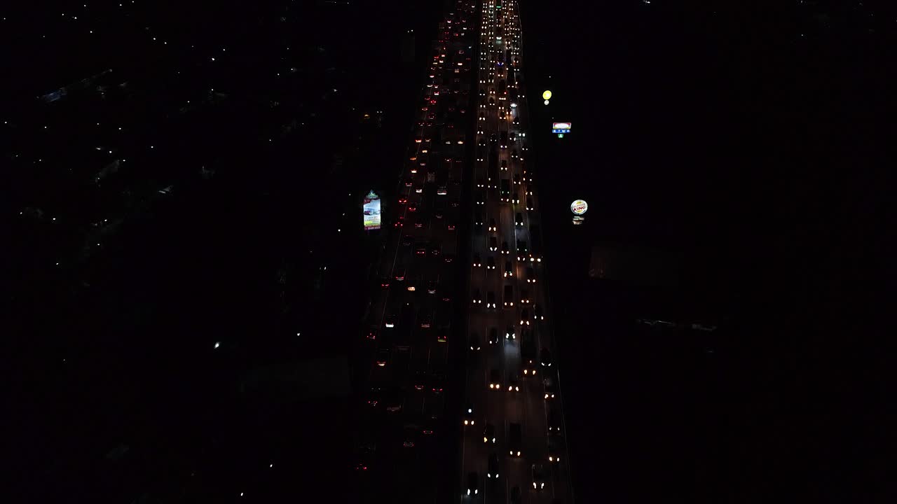 toma aerea trafico pesado carretera noche