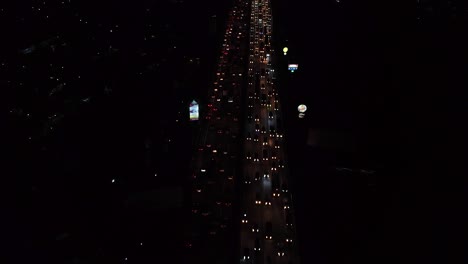 toma aerea trafico pesado carretera noche