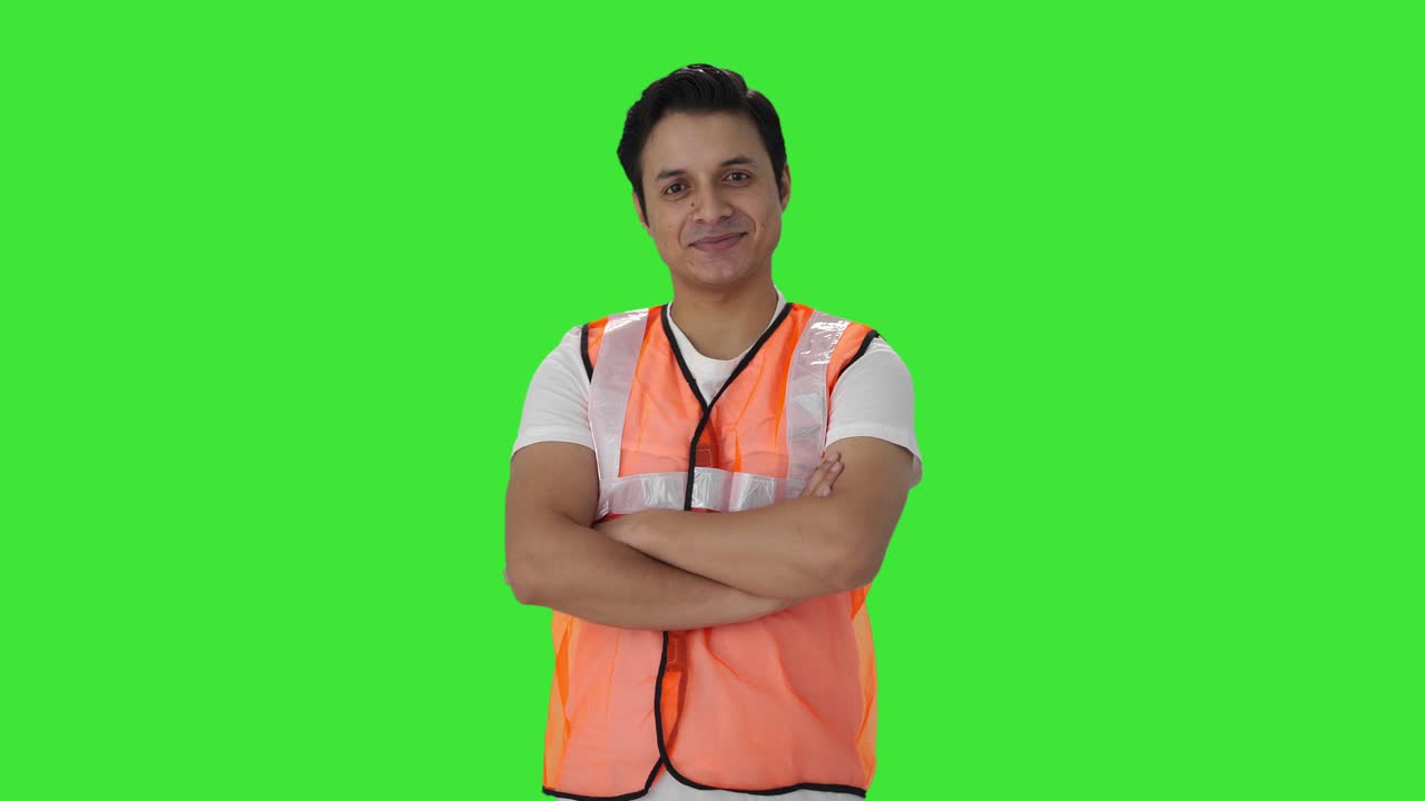Retrato de trabalhador indiano feliz da equipe de solo do aeroporto Green screen