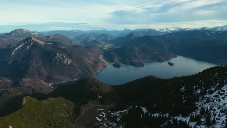 pico de la montaña herzogstand en los alpes bávaros junto al lago walchensee y kochelsee y estribaciones alpinas