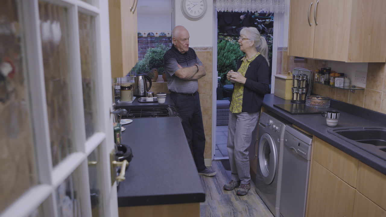 Due persone che parlano in cucina