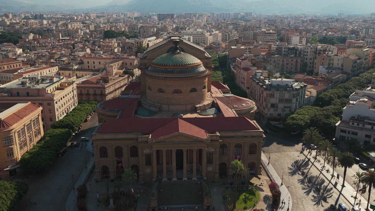 Vista aerea epica all'ora d'oro sul Teatro Massimo Vittorio Emanuele a Palermo, Sicilia, Italia, un famoso teatro dell'opera di riferimento in Piazza Verdi che ospita tour e spettacoli di concerti e opere teatrali