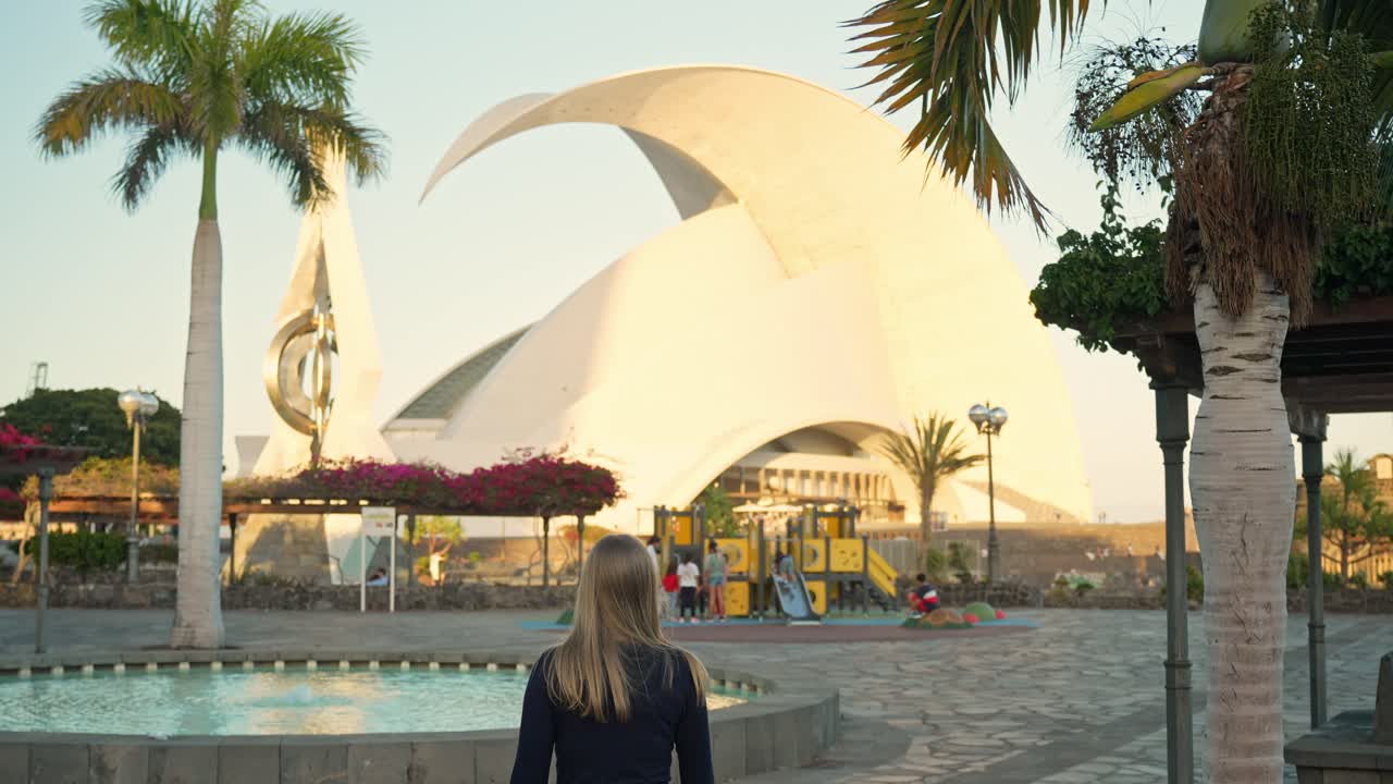 산타 크루즈 데 테네리페 광장에서  ⁇ 고 있는 금발 관광객 여성의 뒷 장면