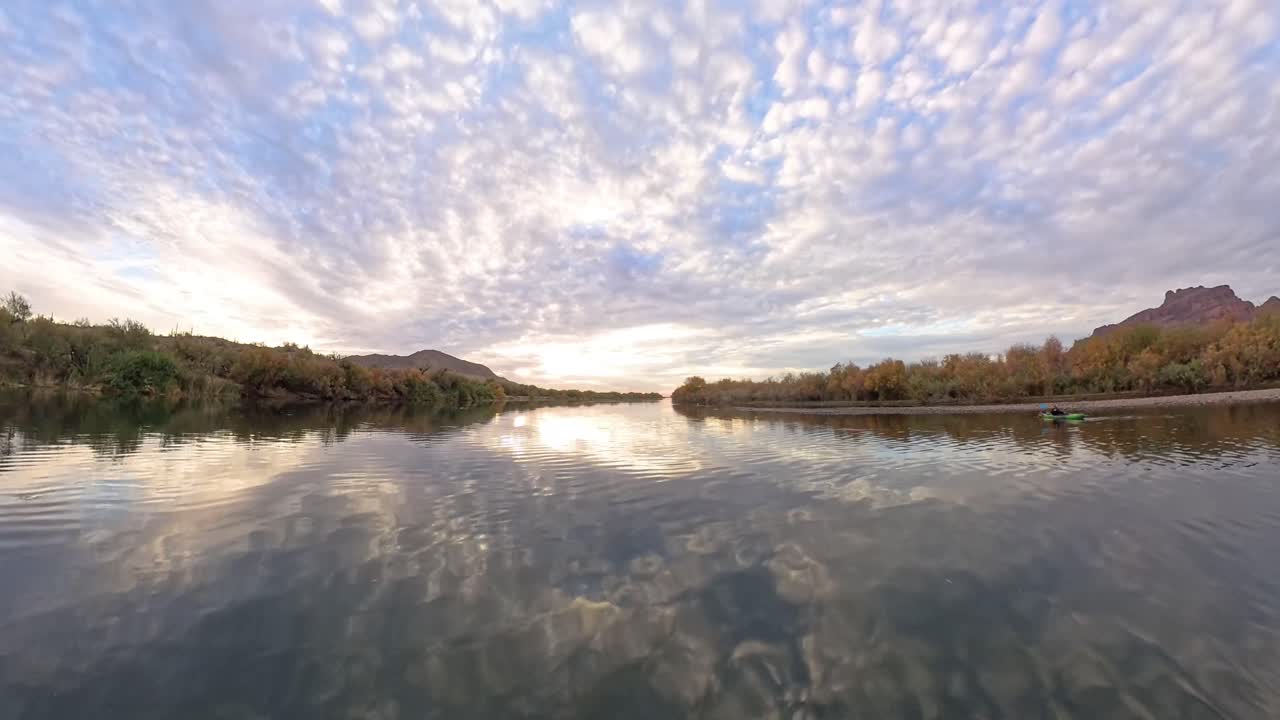 Colorado Nehri'nde Gün Batımı Kano Gezisi
