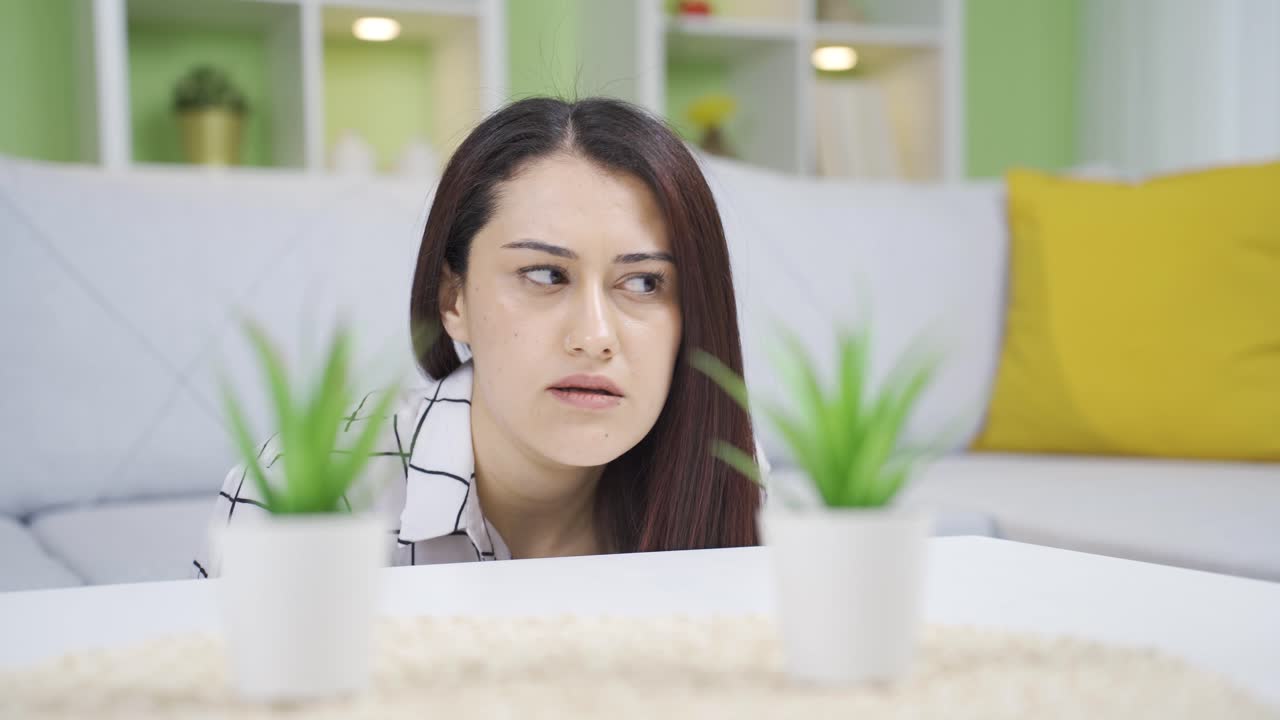 집에서 광장 공포증을  ⁇ 고 있는 젊은 여성