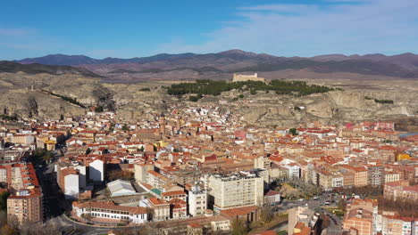 Katalayud-Burg-Auf-Einem-Hügel,-Luftaufnahme,-Sonniger-Tag,-Spanien,-Provinz-Zaragoza