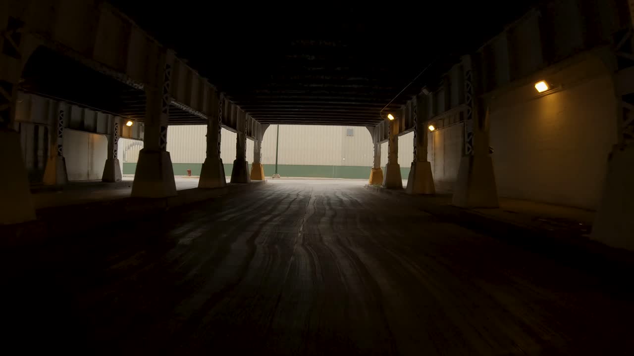 pov 4k를 통해 운전하는 저조도 무서운 터널