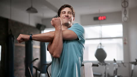 hombre estirandose en el gimnasio