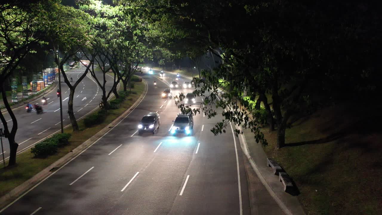 교통과 함께 야간 도시 거리 전망
