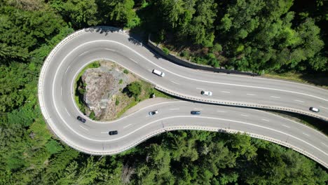 Luftaufnahme-Des-Verkehrs-Auf-Einer-Beeindruckenden-Kurve-In-Den-Bergen