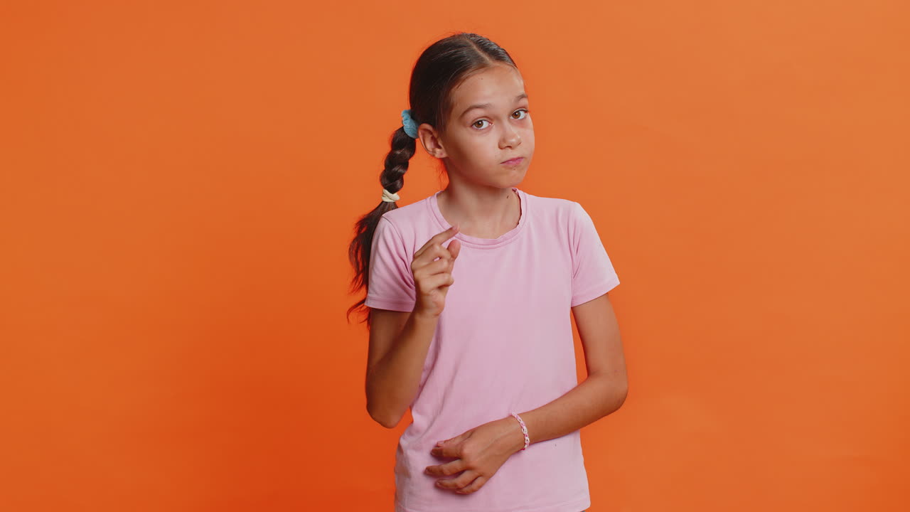 niña niño agita el dedo y dice no tenga cuidado evitar peligro error señal de desaprobación