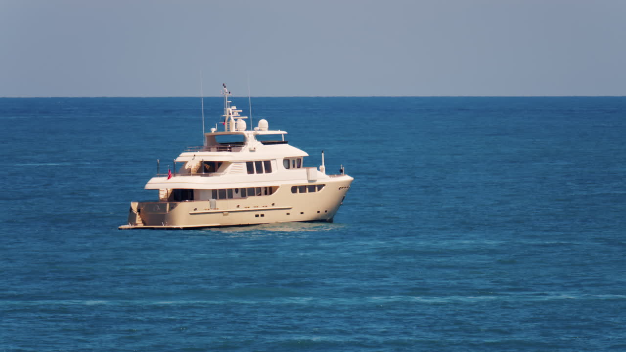 Nave che galleggia nel Mar Mediterraneo alla luce del giorno nel sud della Francia