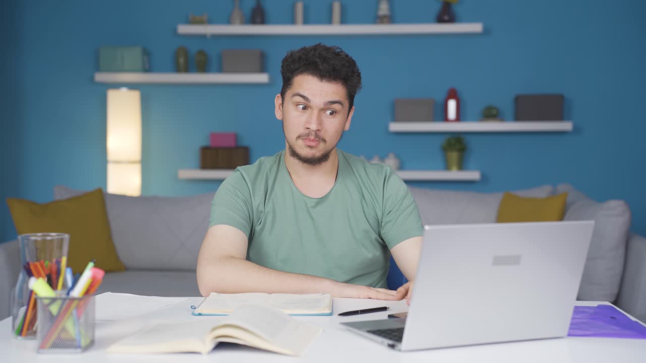 el estudiante masculino que está sorprendido y feliz con las noticias.