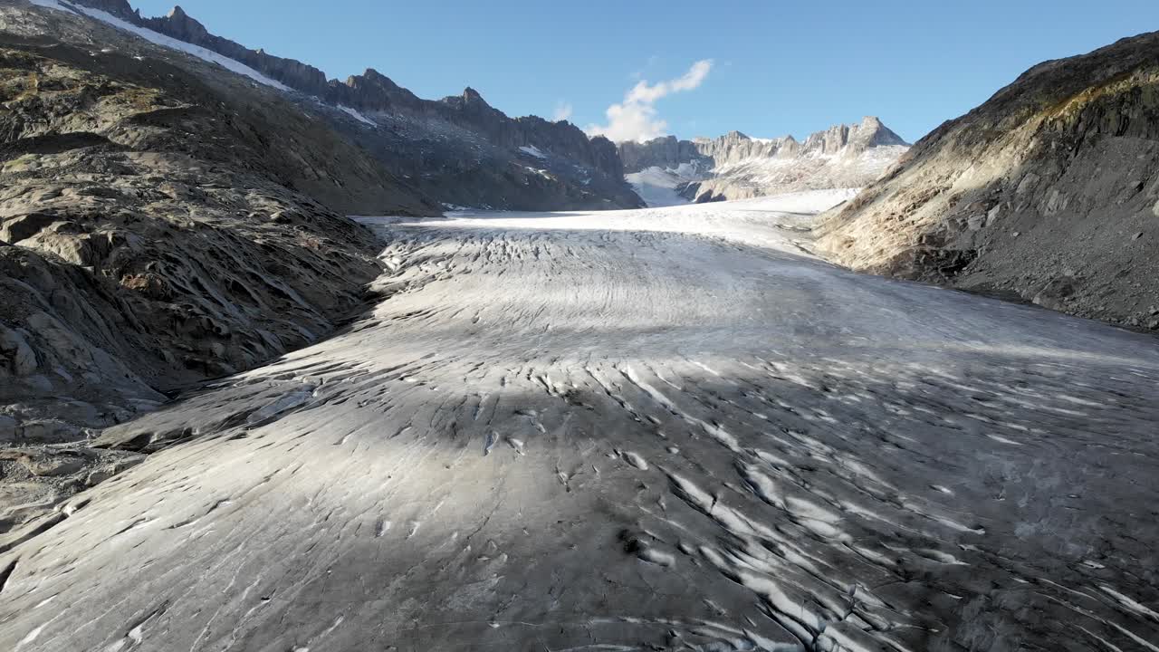 빙하 호수와 빙산까지 팬이 있는 스위스의 발레와 우리의 경계에 있는 푸르카 산길 근처의 론 빙하의 얼음과 크레바스 위로 공중 비행
