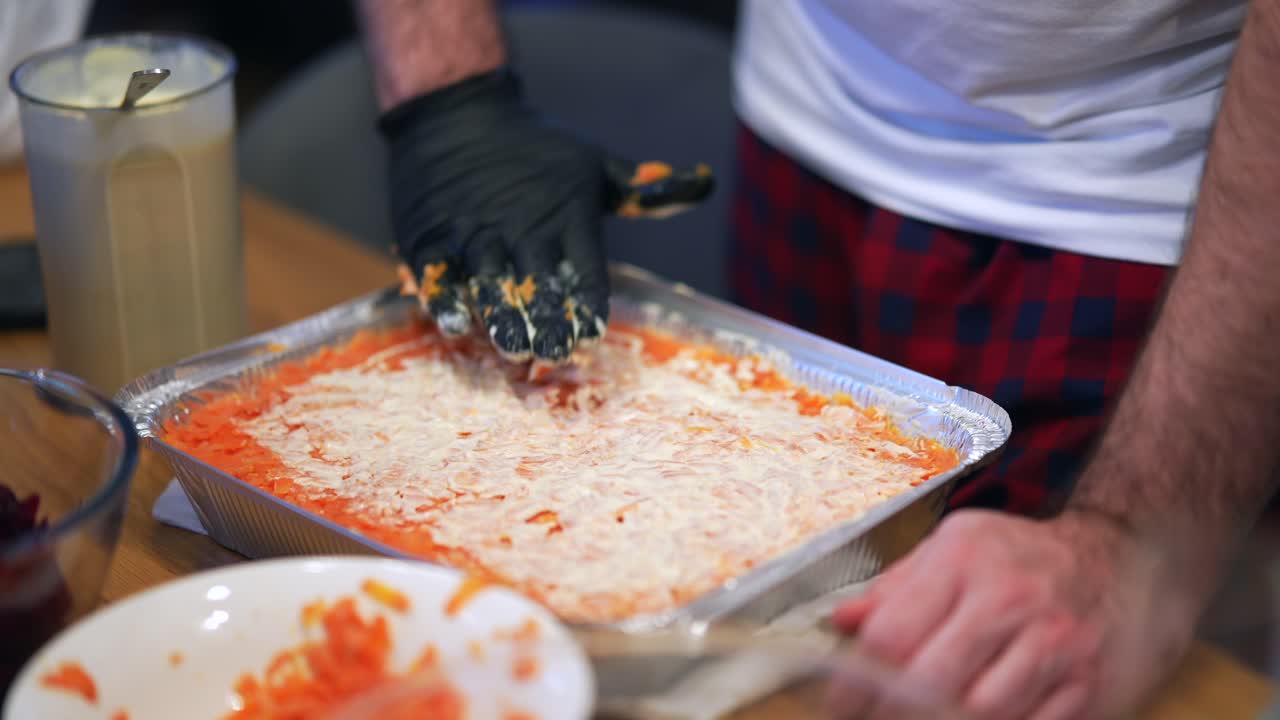 층층 으로 된 러드 요리 를 준비 하고 있다