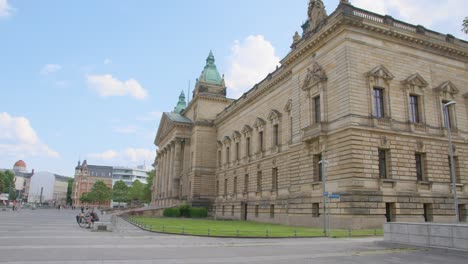Vista-Exterior-Del-Tribunal-Administrativo-Federal-En-Leipzig-Durante-El-Verano