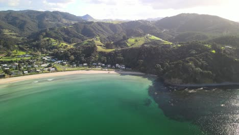 Vuelo-Lento-De-Drones-Sobre-Las-Montañas-De-La-Bahía-De-Taupo-En-Nueva-Zelanda-Al-Atardecer