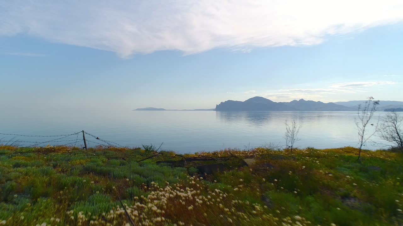 전쟁 기간의 잔해가 있는 해안 풍경