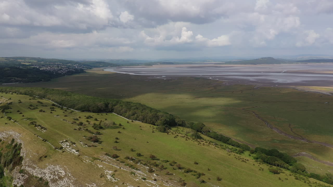 снимок с воздуха с видом на береговую линию на западном побережье англии, яркий солнечный день