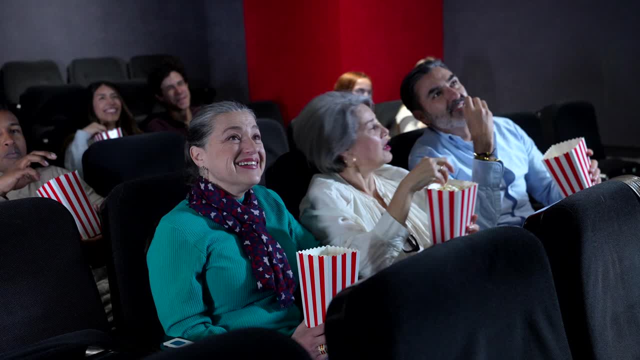 Persone che guardano un film in un cinema