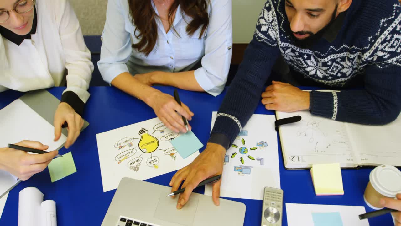 ejecutivos trabajando en la mesa de la sala de conferencias 4k