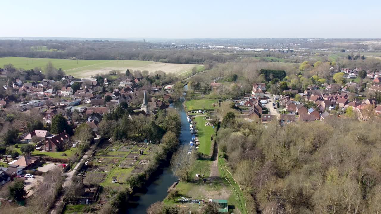 Dron leci wstecznie nad małą wioską Fordwich, Anglia.