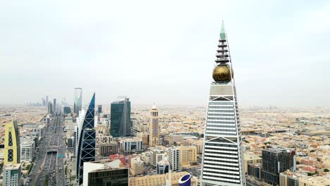 Nahaufnahme-Eines-Drohnenschusses-Im-Zentrum-Und-Turm-Von-Al-Faisaliyah-In-Der-Stadt-Riad