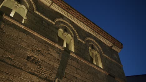 detalle de un edificio medieval en oviedo, asturias, españa