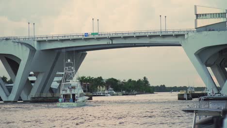 Barco-De-Alquiler-Navegando-Bajo-El-Puente-En-Fort-Lauderdale-Intercoastal-Por-La-Mañana