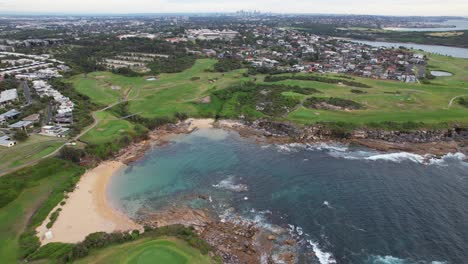 Paisaje-Idílico-En-Little-Bay-Beach-En-Sydney,-Nueva-Gales-Del-Sur,-Australia---Toma-Aérea