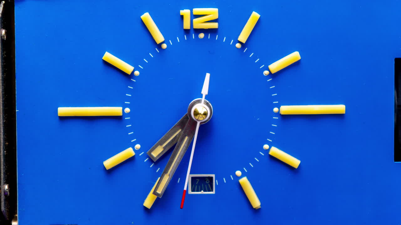 ストップモーションのクールな青いレトロ時計