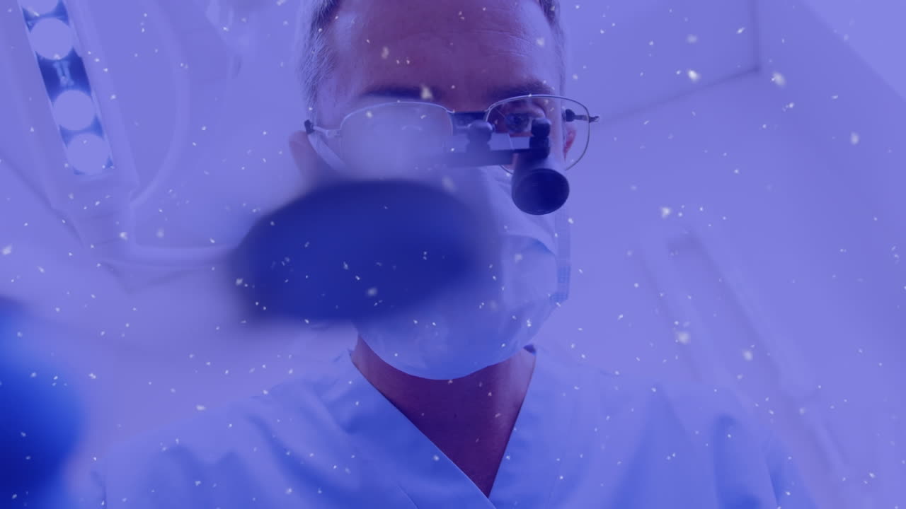 백인 성숙한 남성 의사의 애니메이션은 입 거울을 사용하여 얼굴 마스크를 착용합니다.