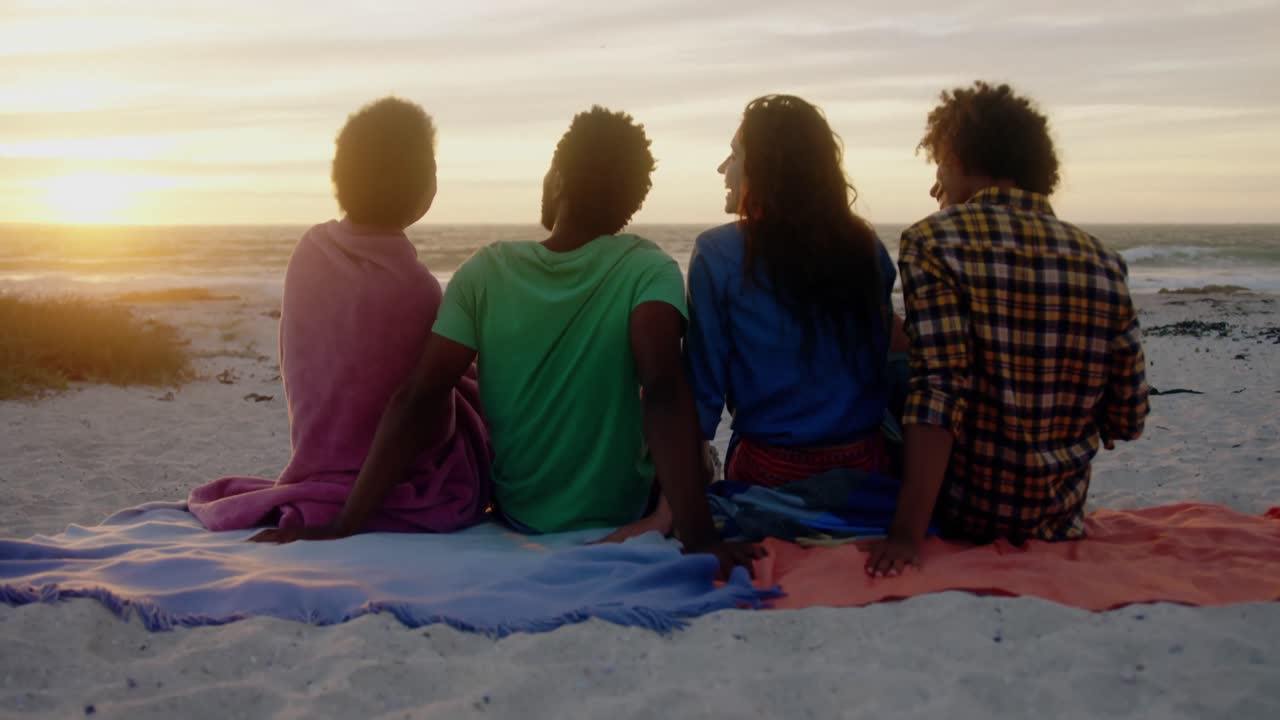 해변에서 함께 휴식을 취하는 친구들 4k