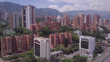 Wunderschöne-Kippaufnahme-Von-Envigado-Und-Glorieta-Aguacatala-In-Medellin,-Kolumbien