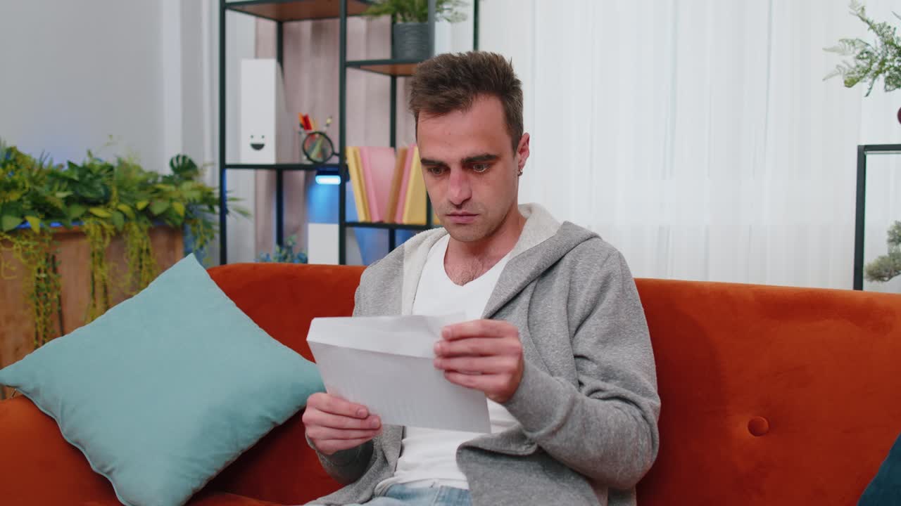 el hombre abre el sobre, la carta la lee, se siente feliz, crece en la carrera, avanza en la promoción, el préstamo bancario es aprobado.