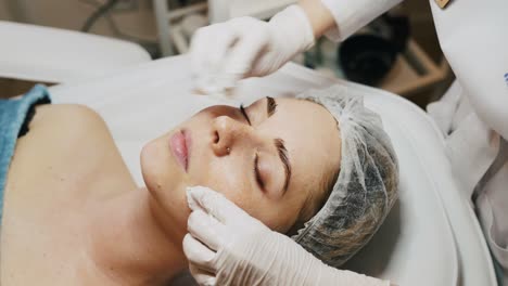 mujer recibiendo tratamiento facial en un salón de belleza