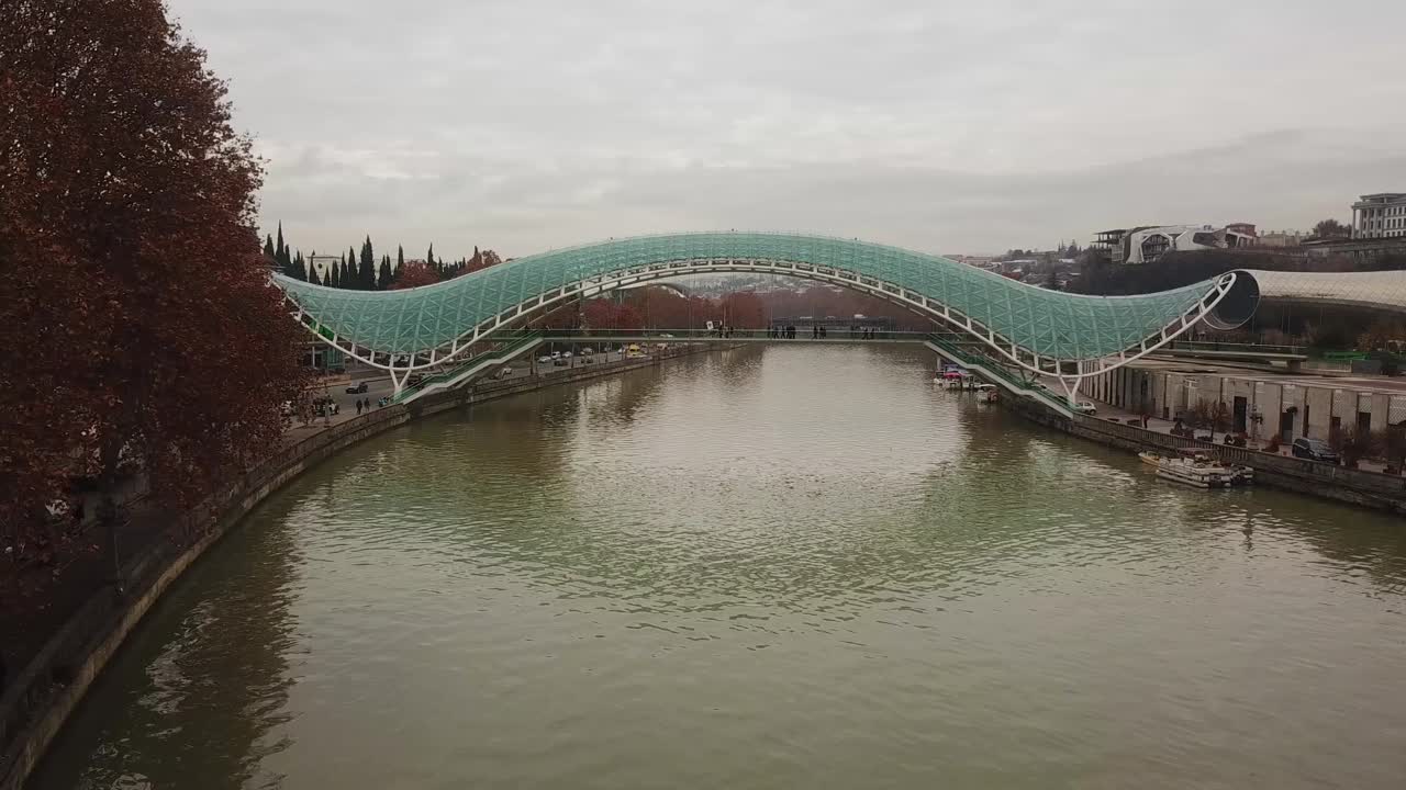 트빌리시는 가을, 형형색색의 나무, 비가 오는 날씨에 장관을 이루는 도시 경관을 자랑합니다.