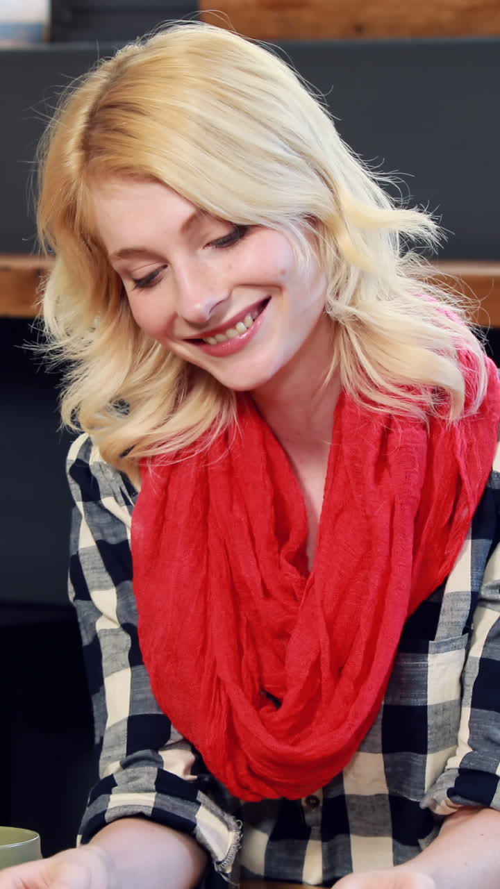 mujer leyendo un libro y comiendo