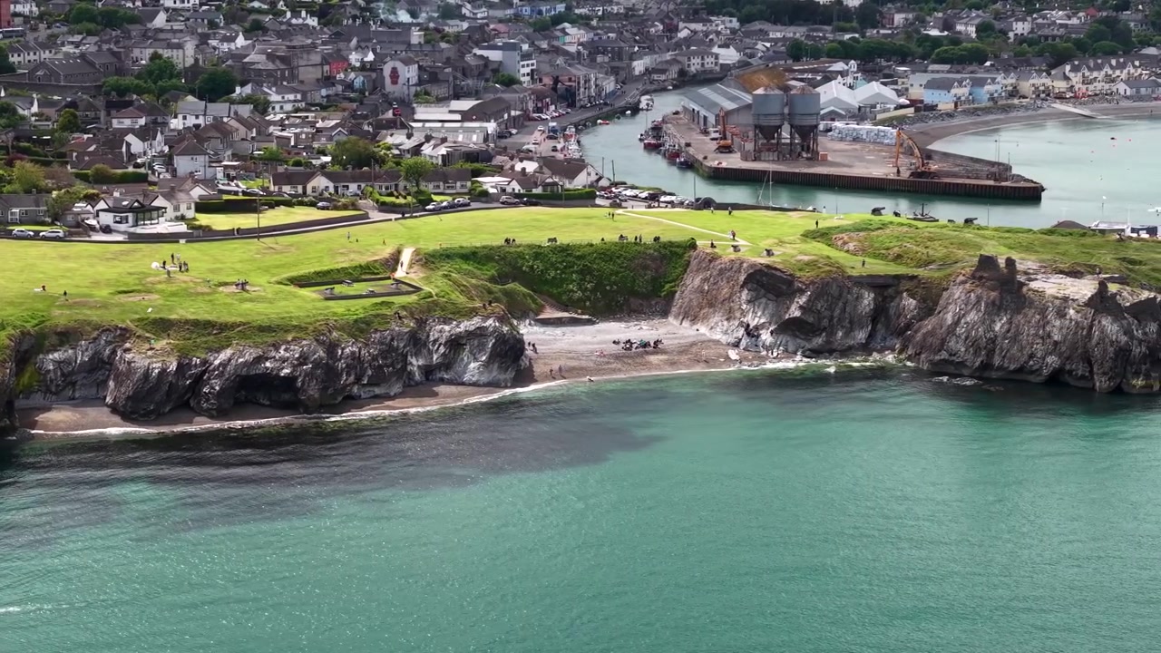 Vista aérea épica de los acantilados de Black Castle y la playa Travelahawk, Condado de Wicklow, Irlanda
