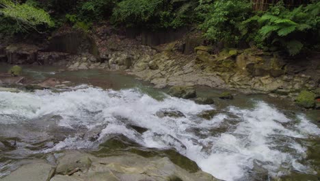 catarata de goa rang rang en la isla de bali en indonesia