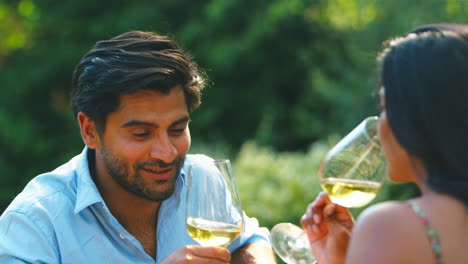 Pareja-Al-Aire-Libre-Bebiendo-Vino-En-El-Jardín-De-Verano-En-Casa-Juntos