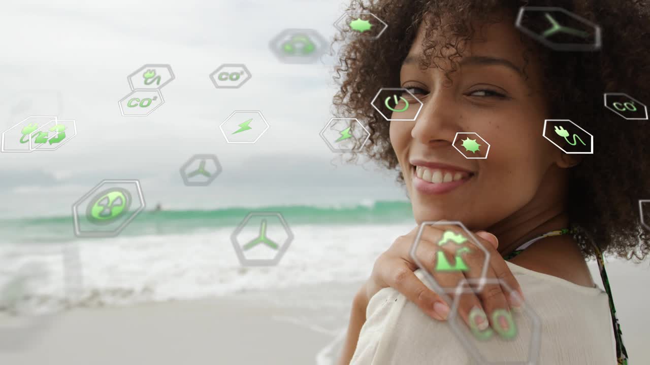 Mulher em pé na praia enquanto ícones verdes flutuam ao redor, provocando um sorriso e promovendo uma mensagem ecológica.