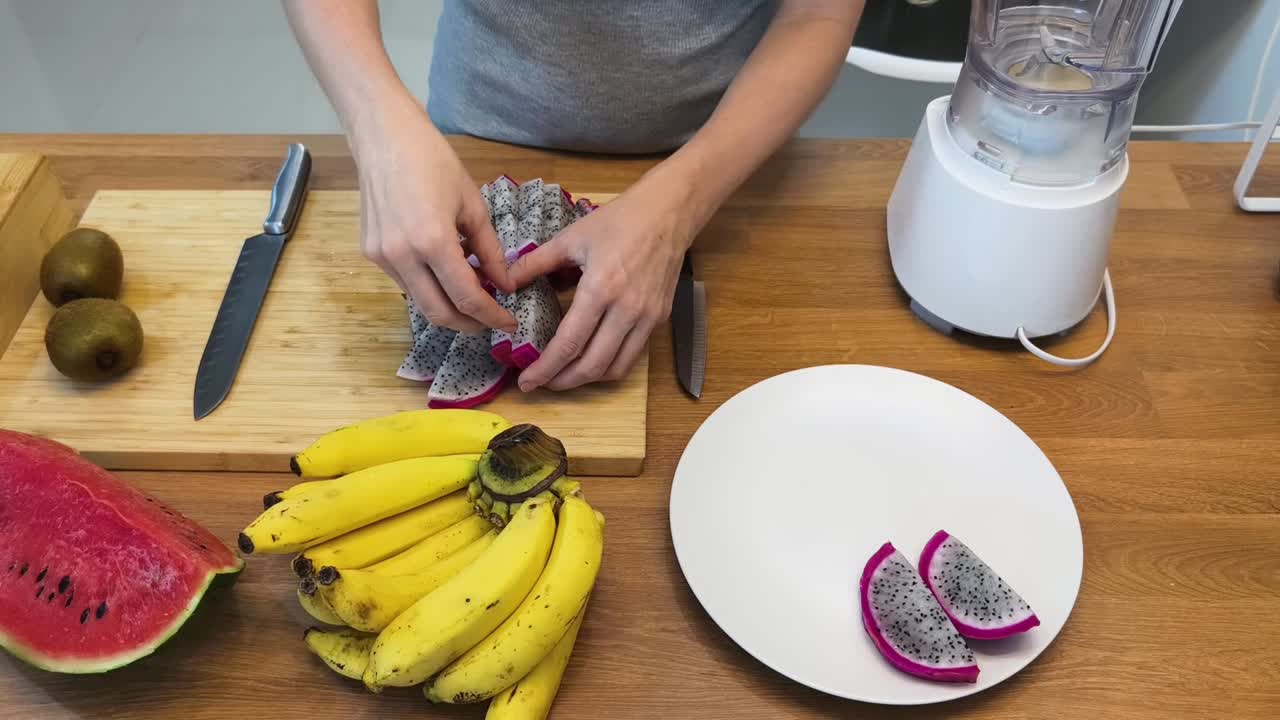 Preparare un frullato di frutta con frutto del drago, kiwi, anguria e banane