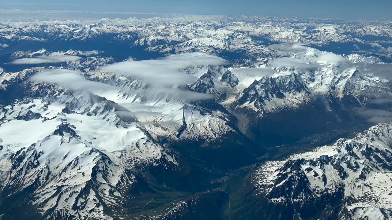 pov paisaje alpino vista aérea tomada desde una cabina de un avión en un vuelo hacia el norte en una mañana de verano a 10.000 metros de altura