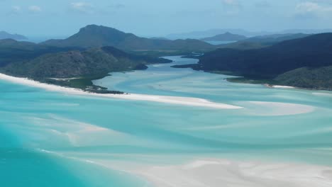 tir épique survolant les eaux turquoises de l'océan et le sable blanc à la plage de whitehaven dans les whitsundays, australie, antenne drone